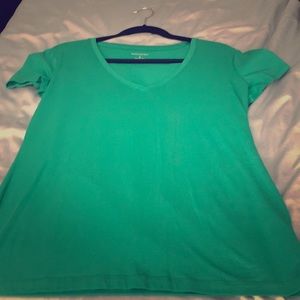Green v-neck short sleeve t-shirt